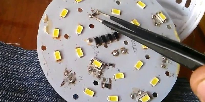 Sửa đèn tuýp LED do hỏng chip LED